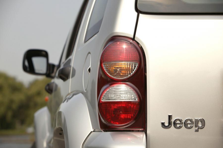  Jeep Cherokee 2002 года  (фото 18 из 130)